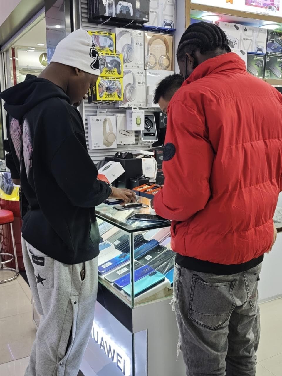 外国人撑起的二手手机市场：iPhone成硬通货，出海的新航道