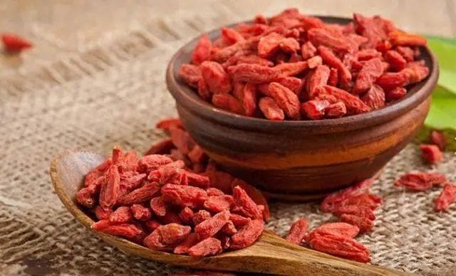枸杞的功效与食用方法：增精降糖，干吃还是泡水？