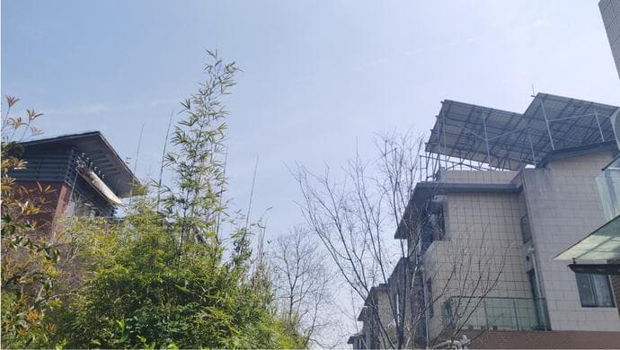 上海一别墅小区屋顶朝北强行加高安装光伏板，专家称违反规范可能被掀翻
