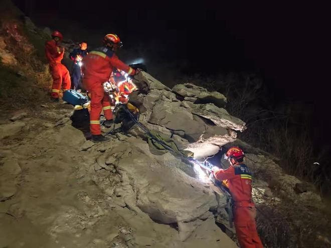 云南丽江虎跳峡景区，00后小伙户外探险：掉进500米深渊爬出来