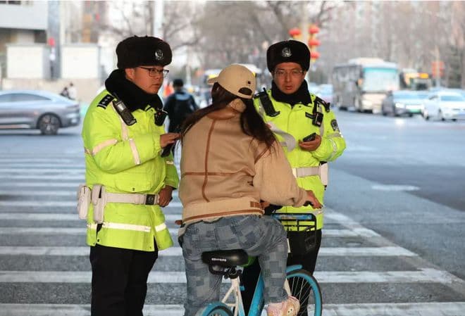 多名骑车人被罚！在北京骑行，请注意——