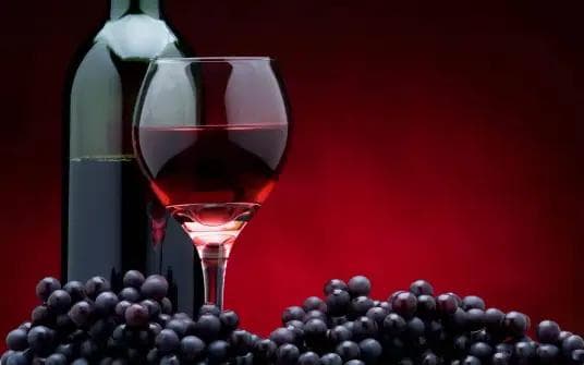 自制葡萄酒完全指南：从原料选择到瓶装陈酿