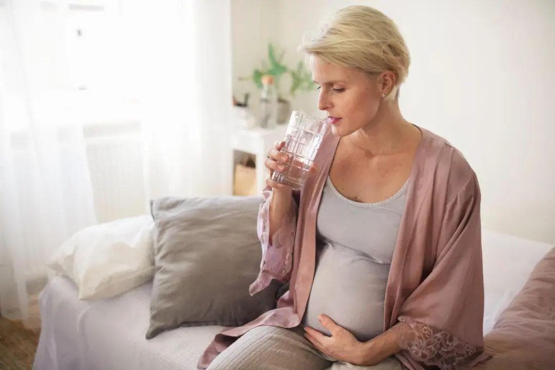 孕妇每天喝多少水最好？孕期饮水时间表，轻松安排更健康