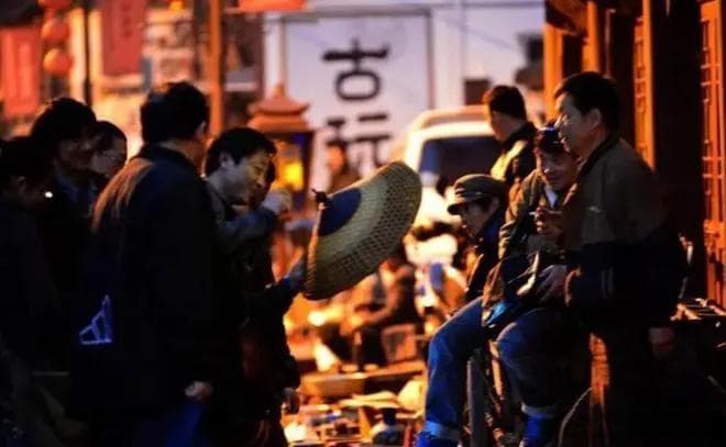 凌晨3点的北京“鬼市”，江湖规矩：看货不问价，照货不照人