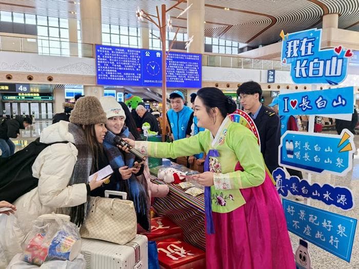 春运一线观察：高铁站里的“沉浸游”