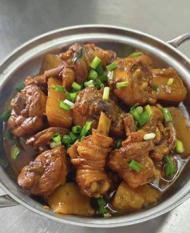 家常美味，百吃不厌——轻松掌握土豆焖鸡腿的秘诀
