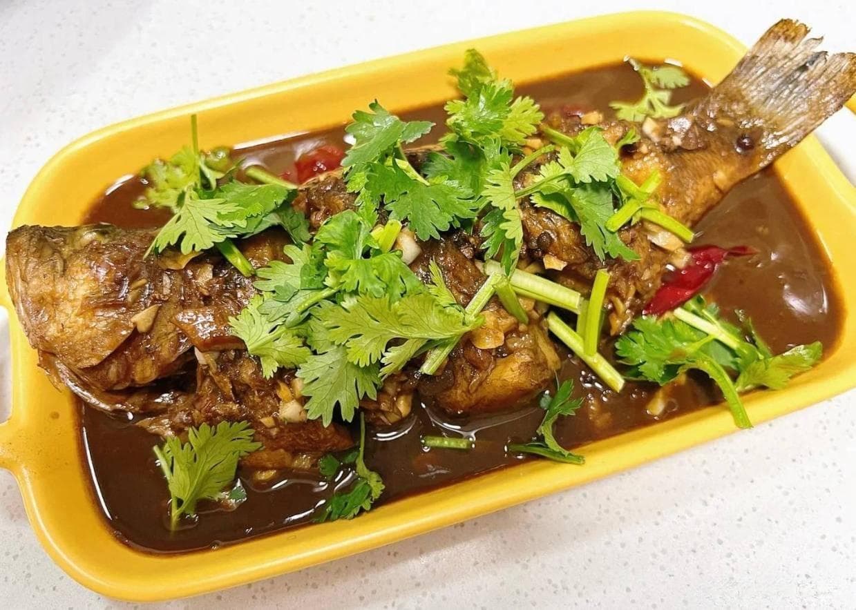 炖鱼要想鲜美不腥，不要乱放调料，多放2样，鱼肉香嫩，腥味全无