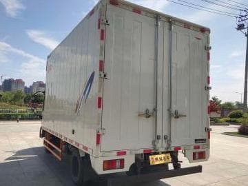 专业技巧分享：正确更换汽车雨刮器，让行车更安全