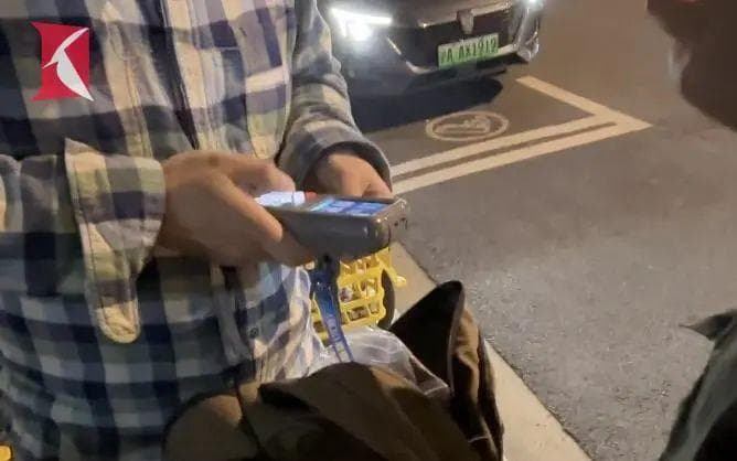 上海有人公开出售，小区门禁卡分分钟“被克隆”？记者实测