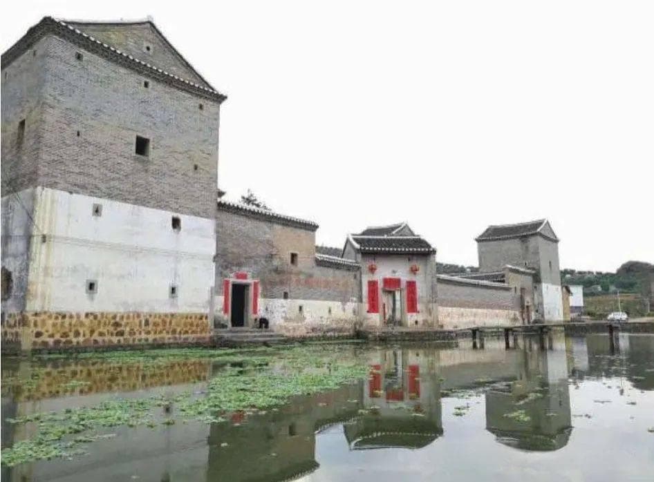 客家古民居建筑中的石构件：形态、功能与文化内涵