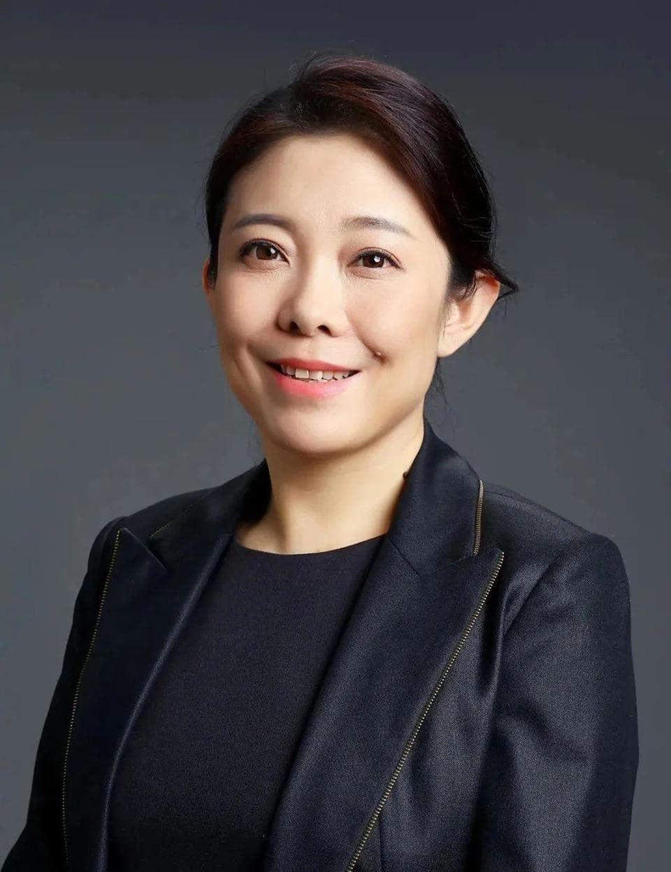 她曾是京东女将， 如今是掌管462亿美元帝国的“女霸总”