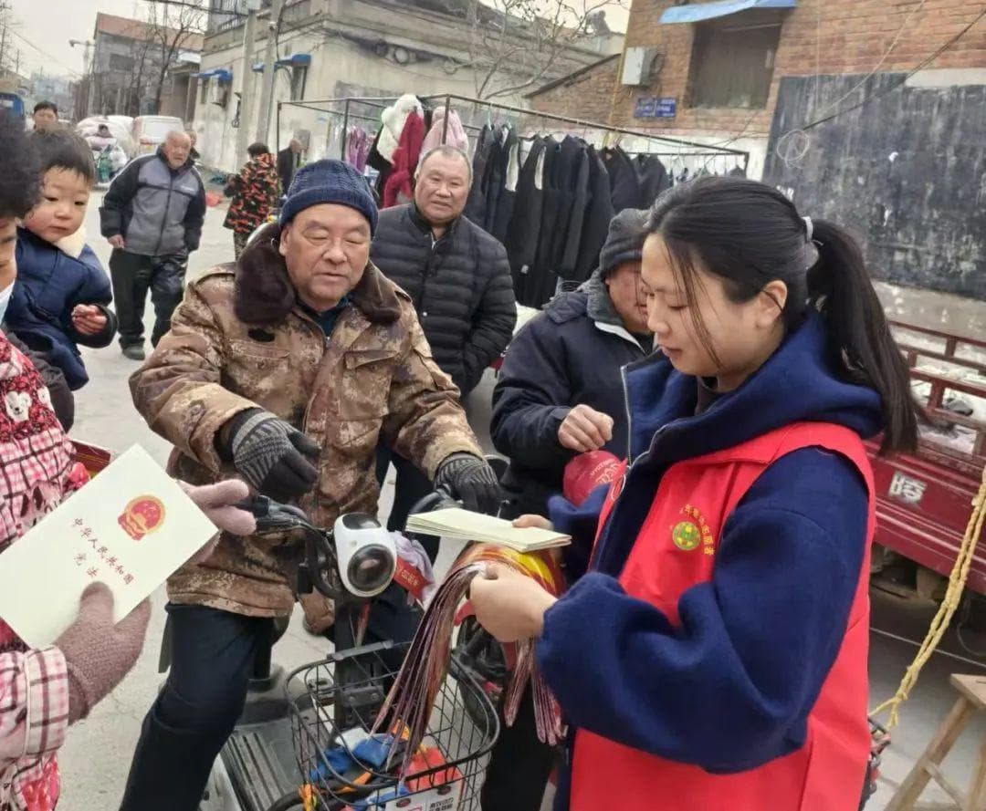 河南多地开展春节普法宣传活动：送“法治年货”进万家