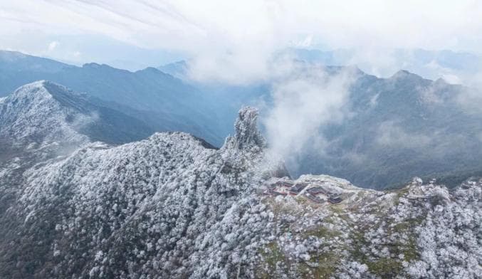 梵净山迎来春雪，银装素裹美如画