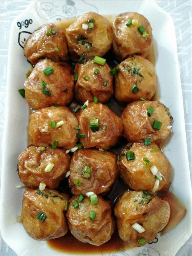 油面筋塞荠菜肉的做法：软绵油面筋配鲜美肉馅，营养丰富又美味