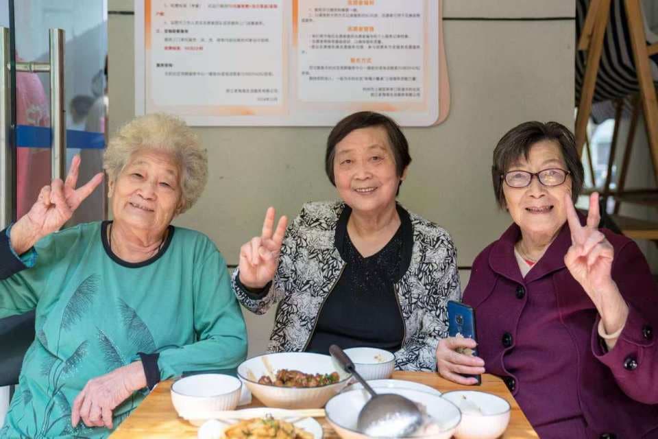 杭州上新“共享餐桌”：三人成团，饭菜送到家