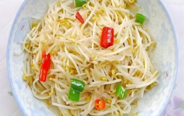 辣椒炒豆芽：一道色香味俱全的家常菜制作指南