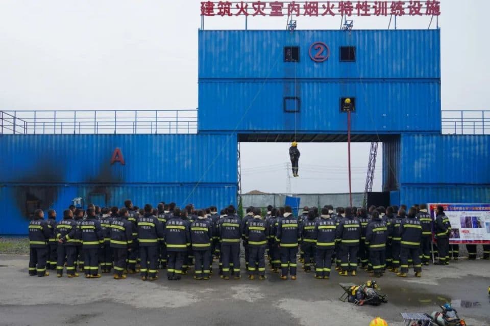 真烟真火练真功  96名指挥员锤炼建筑火灾扑救实战能力