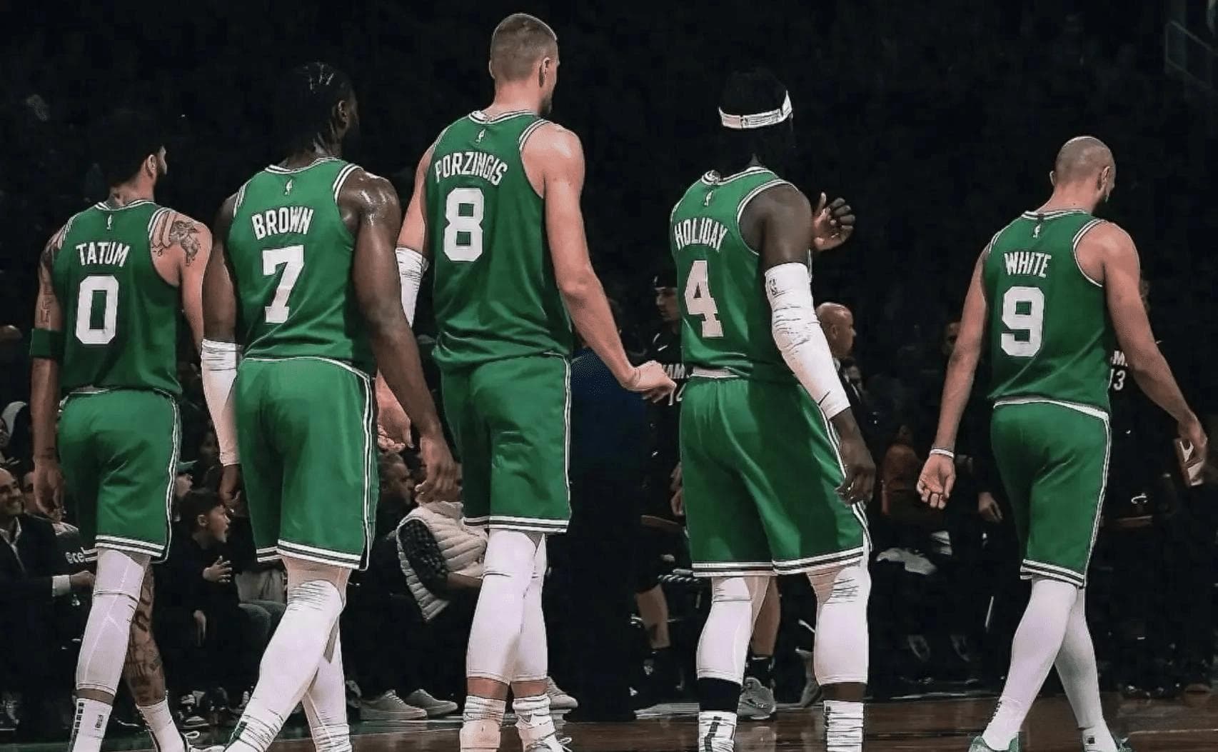 湖人交易戴维斯后，NBA总冠军五强预测：群雄逐鹿，谁能问鼎？