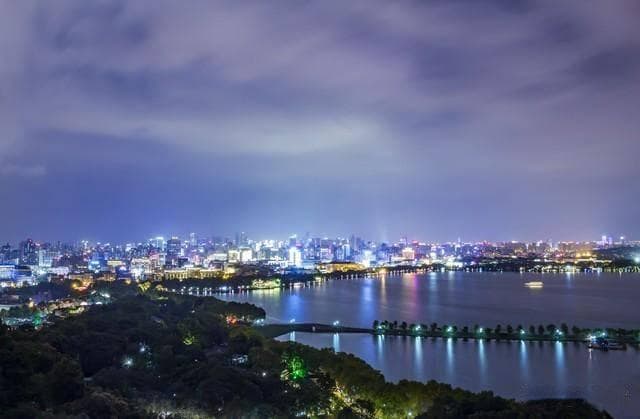 成都VS杭州全方位对比：谁才是新一线城市中的“宜居之王”？
