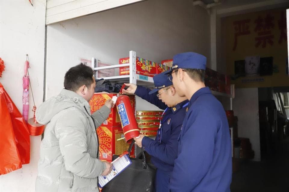 湖北多地开展烟花爆竹专项检查，筑牢岁末年初安全防线