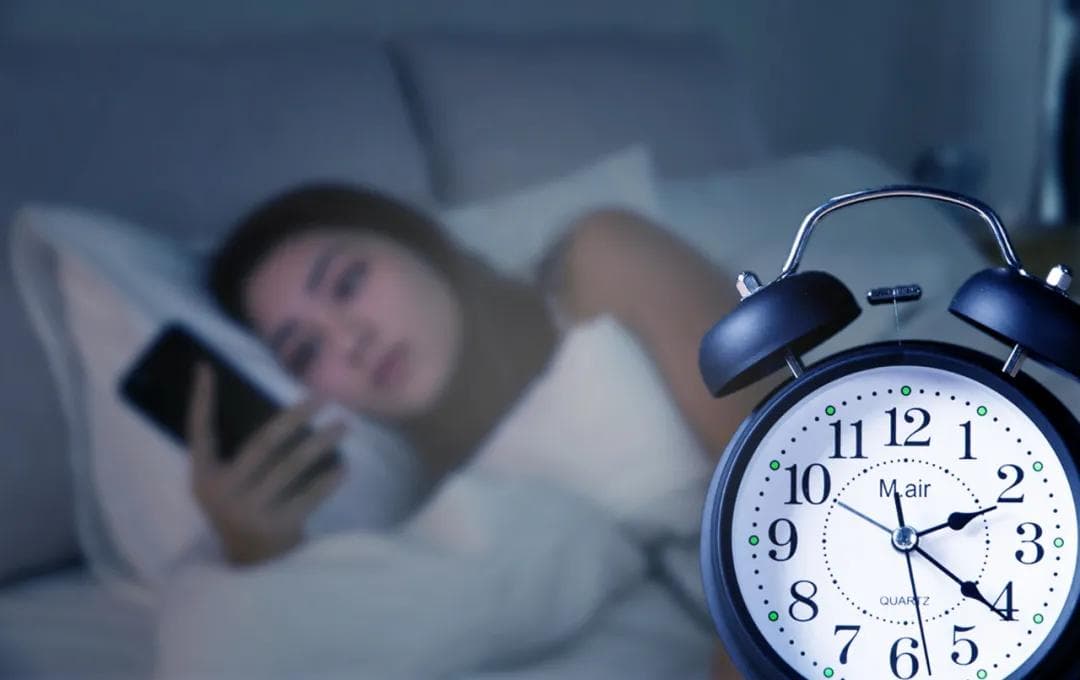中医：长期熬夜危害大，既伤肝又伤阴阳，平时到底该如何补救？