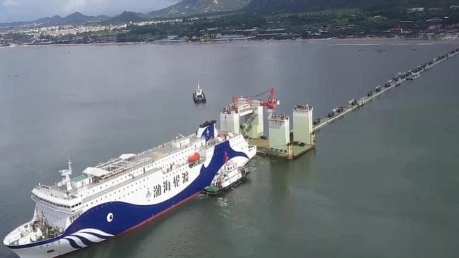 再曝新船？美媒：中国特种船120米长臂“送”坦克上岸，登陆神器