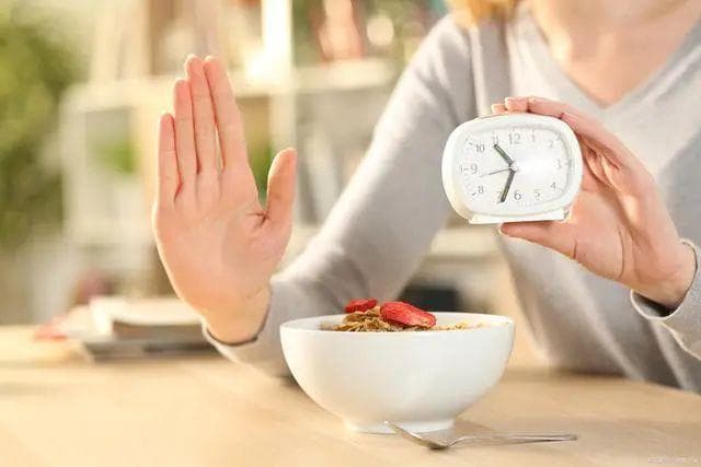 间歇性禁食对健康的影响：一项基于随机对照试验的伞状综述