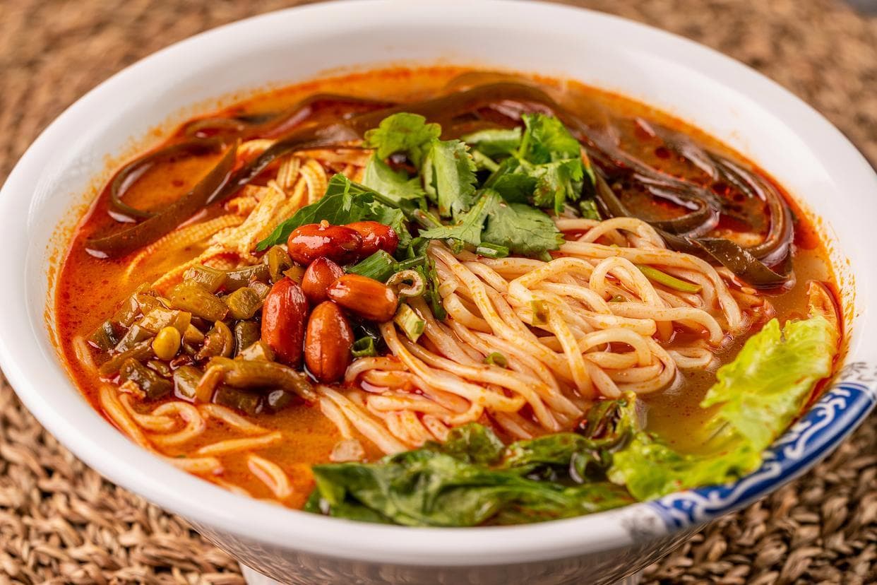 重庆小面：麻辣鲜香的巴渝平民美食