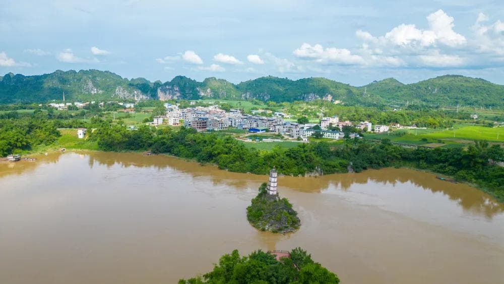 广西左江斜塔：400年前设计倾斜52度的建筑奇观