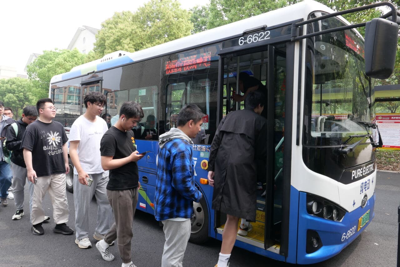 大学校园里也有了公交车：一元票价，便捷直达
