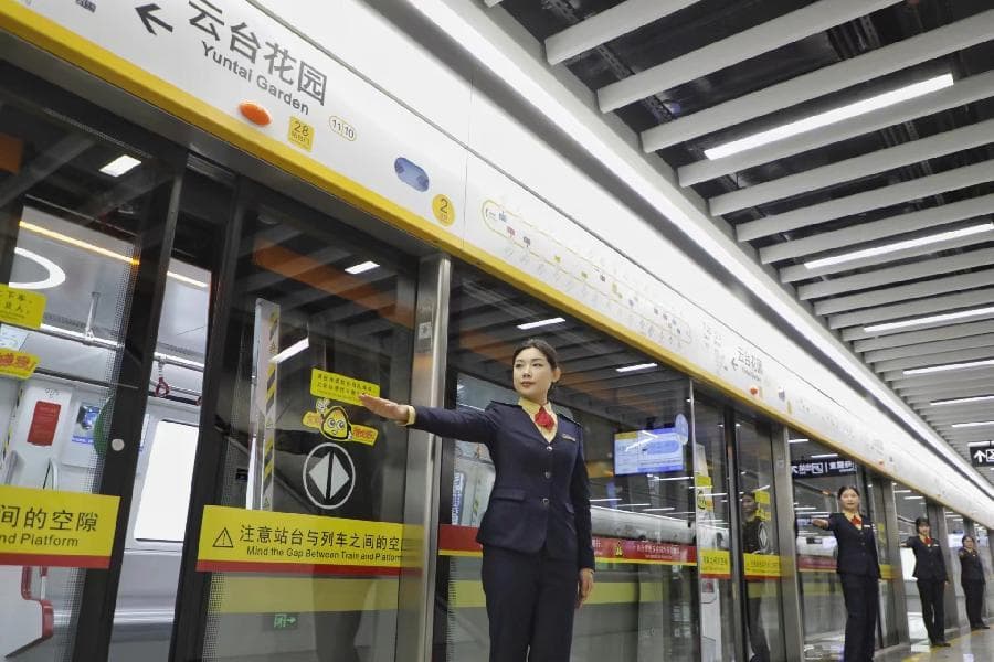 记者试乘广州地铁十一号线 这样辨别环线搭乘方向→