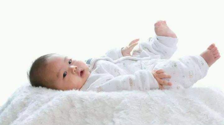 早教指南：如何训练宝宝学翻身？