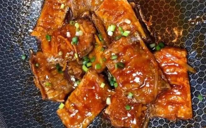 糖醋带鱼，酸酸甜甜，开胃下饭，列入年夜菜系列中。