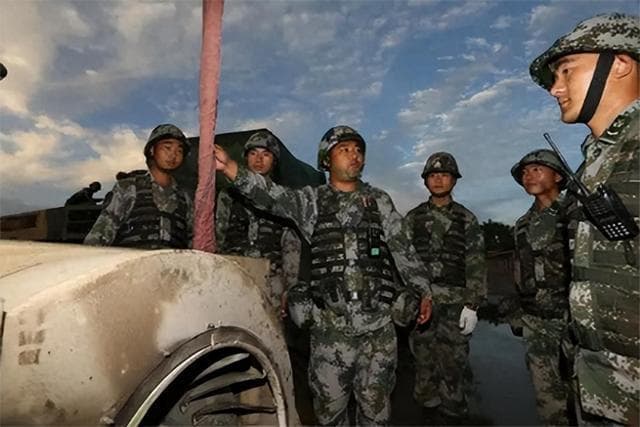 师参谋长与副师长相比，谁的权力更大一些？两者职务属性有何区别