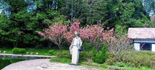 白居易在庐山写下一首诗，短短28字，句句震撼人心，成千古绝唱