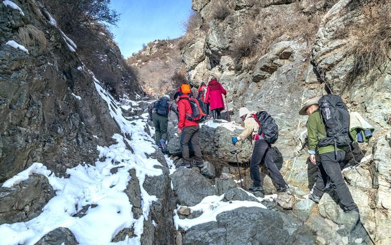 十类冬天爬山必备物品清单 冬季爬山需要什么装备