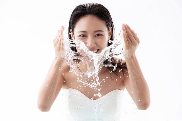 敏感肌慎选，温水洗脸——温和守护每一寸肌肤