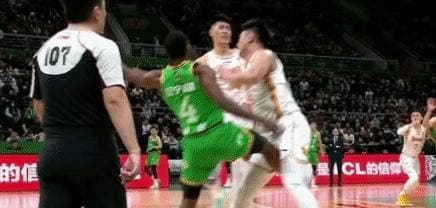 辽宁男篮最新动态：弗格犯规争议引关注，功勋外援库珀回归传来信号