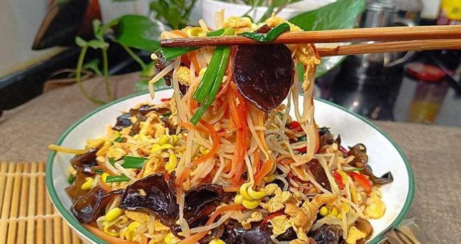 黄豆芽和什么菜一起炒好吃？放把木耳和2个鸡蛋，下饭那叫一个香