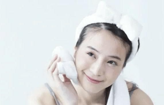 熬夜的代价：肌肤警报——长痘的真相与自救指南