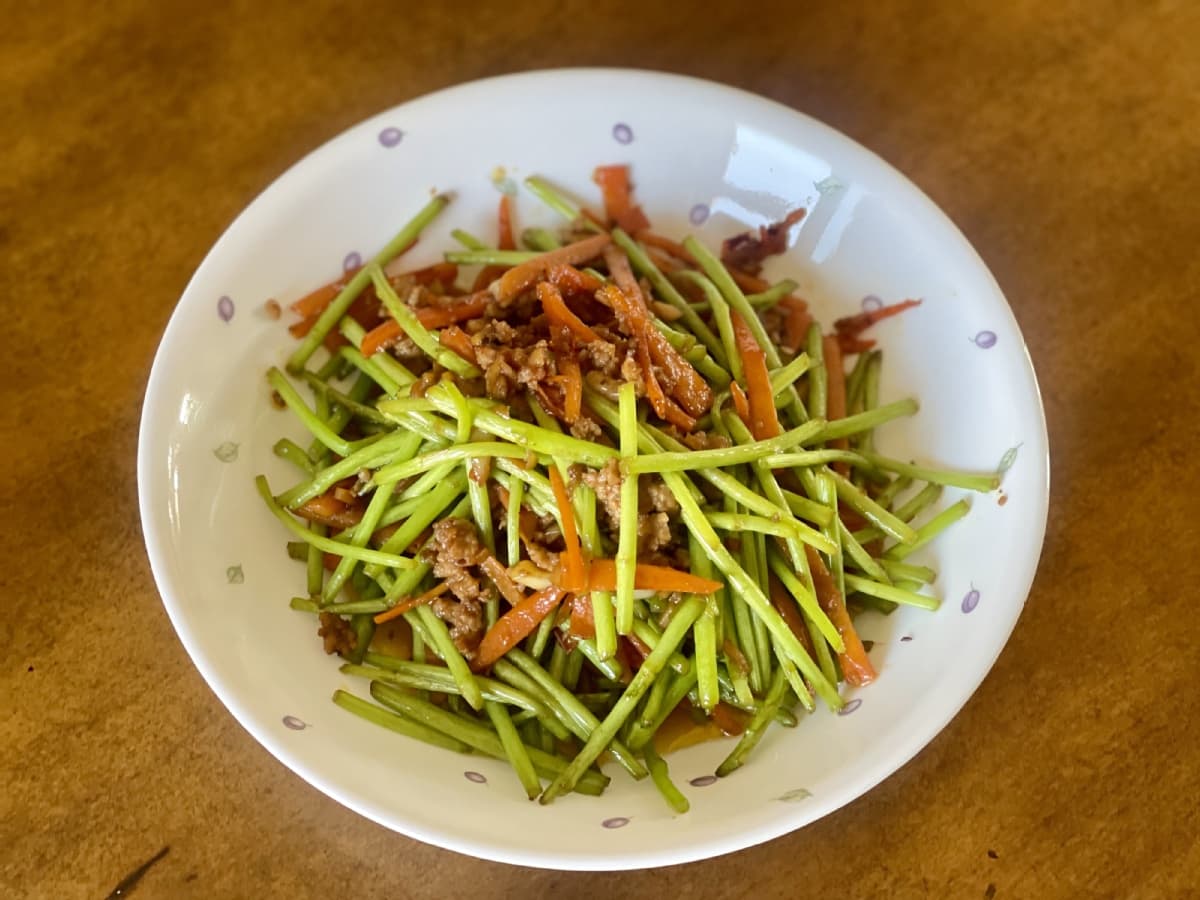 芦蒿炒牛肉：清香鲜嫩 唤醒味蕾