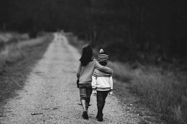 如何在家庭教育中融入生命教育，引导孩子珍惜生命、关爱他人