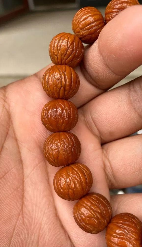 买了条手串，盘花了，变成这鬼样子！他用双氧水泡了5天后……