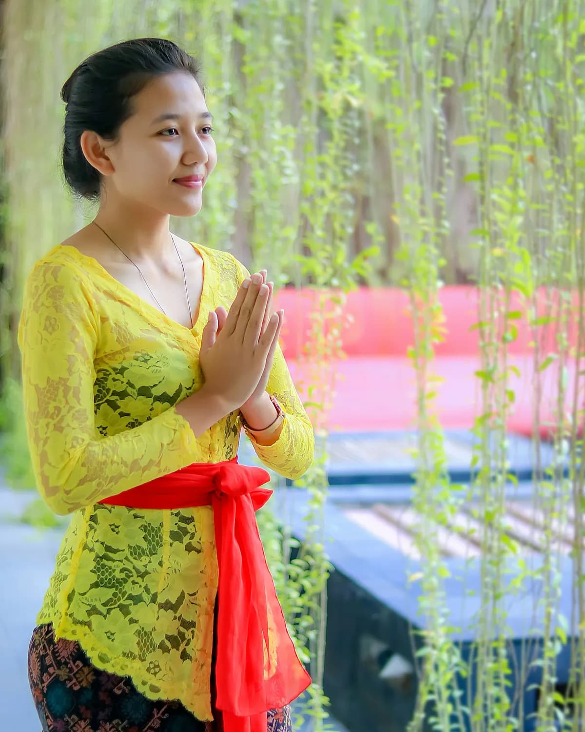 古力娜扎傣装照刷屏，展现传统与现代的完美融合