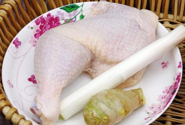超市冷冻鸡腿的秘密：为什么又大又便宜？