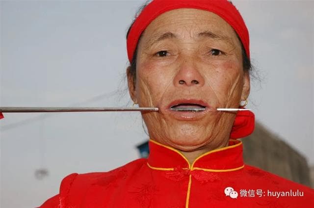 他们将筷子粗的铁线穿过腮帮