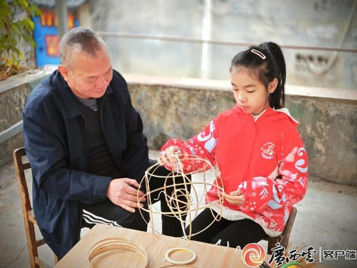 今年国潮花灯热销 不少家长带孩子去学习花灯制作技艺