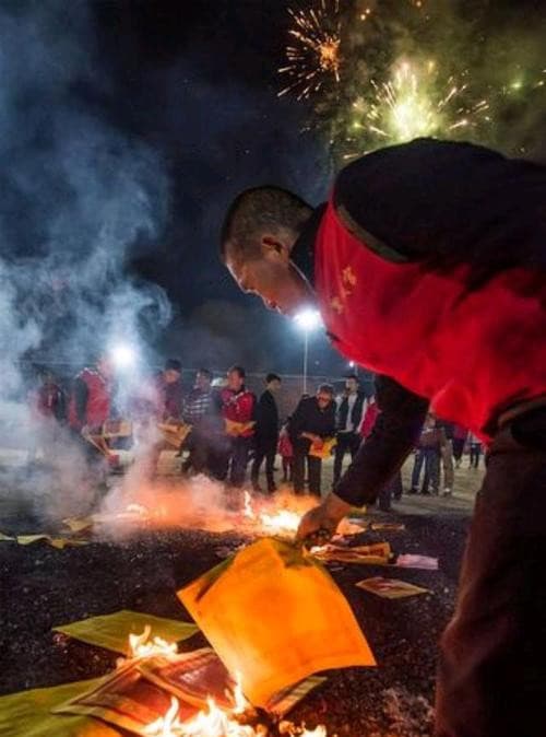 梦见给死去的亲人烧纸：周公解梦与心理学解读