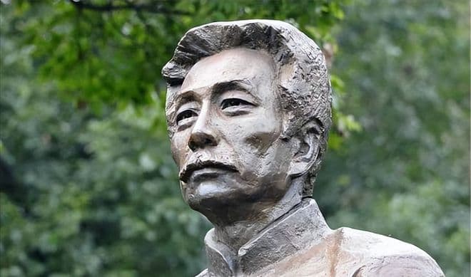 赵本山铜像年久失修引发争议：明星雕像是否值得立？
