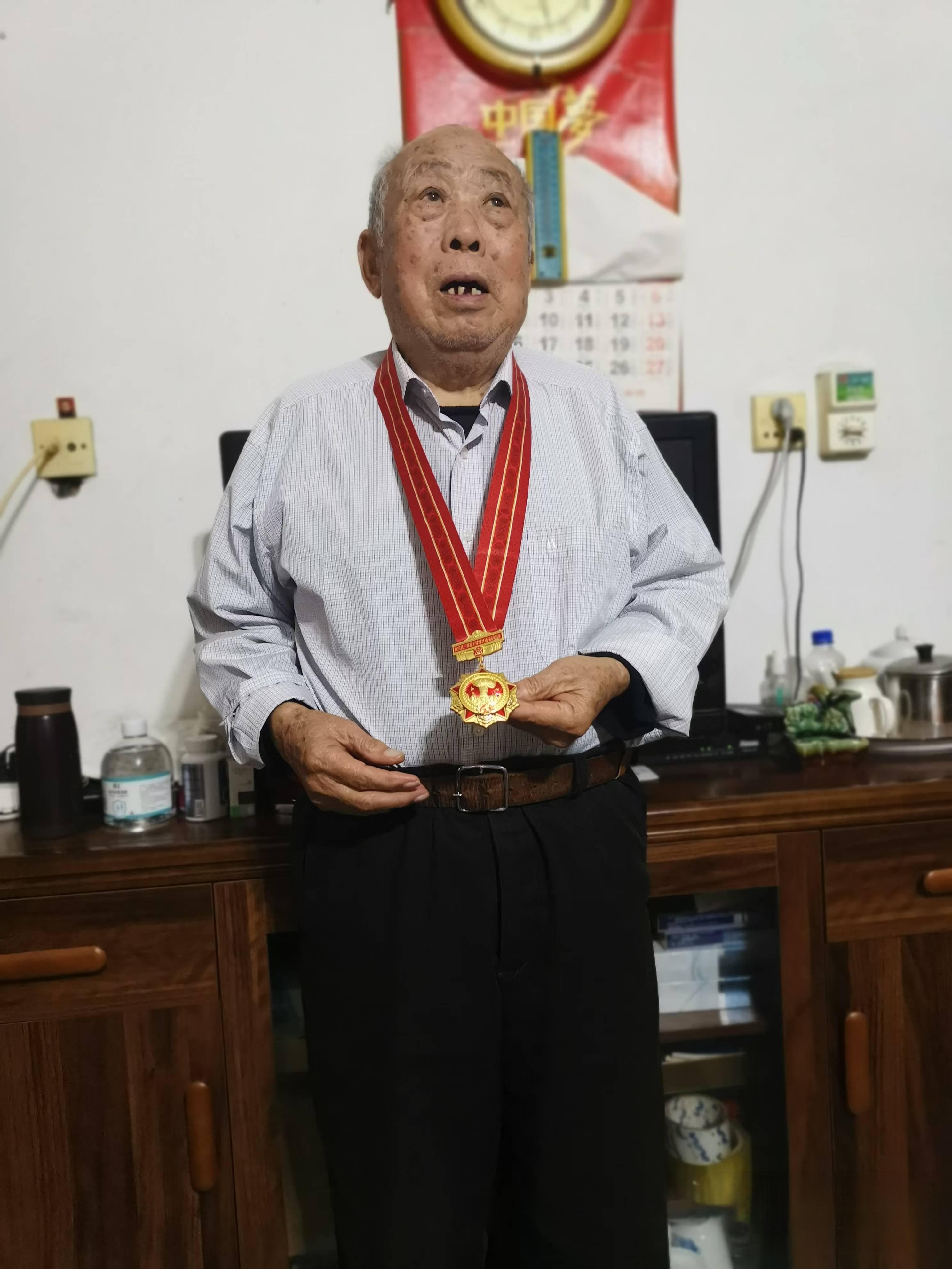 金华老人蓝文涛获颁我国第一颗原子弹爆炸成功60周年纪念章